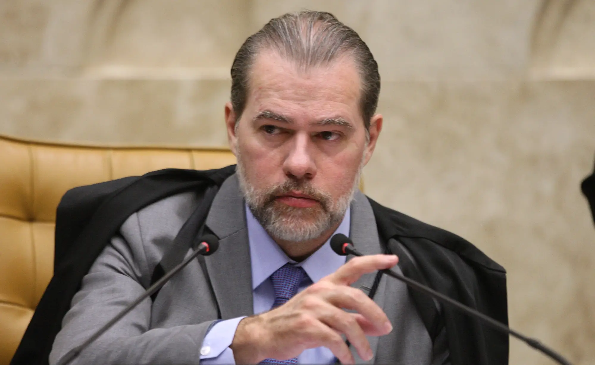 Ministro Dias Toffoli, do Supremo Tribunal Federal, gesticulta durante um debate.